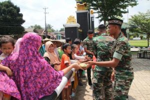 Berbagi Kepada Sesama Yang Membutuhkan, Kegiatan Jumat Berkah Yonif M 318 Kostrad