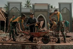 Kehadiran TNI Tumbuhkan Semangat Kebersamaan, Prajurit Kikav 8 Kostrad Bantu Renovasi Tempat Ibadah