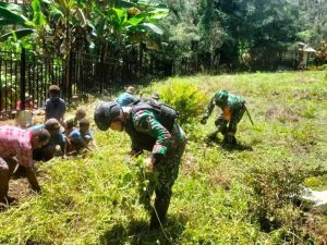 Halaman Tugu Injil Kingmi Disasar Prajurit TNI, Yonif R 303 Kostrad Adakan Karya Bakti