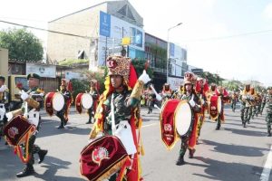 Drumband 501 Menggema di Alun-Alun Caruban, Sambut Kedatangan Panglima TNI Di Madiun