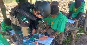 Edukasi Sambil Berkreasi, Satgas YR 321/GT Gelar Lomba Mewarnai di Distrik Yigi Papua Pegunungan