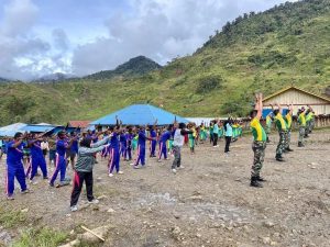 Gelorakan Kembali SKJ 88, Warga Papua Pegunungan Senam Bersama Prajurit Kostrad