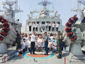 TNI AL MELALUI BABINPOTMAR LANTAMAL III DAN ABK KRI CUT NYAK DIEN-375 DAN KR1 WIRATNO-379 BERI EDUKASI TENTANG TNI DAN ALUTSISTANYA KEPADA PELAJAR SMP CANDLI TREE TANGSEL