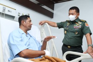 Prajurit Korban Penyerangan KKB Yahukimo Dijenguk Kasad di RSPAD