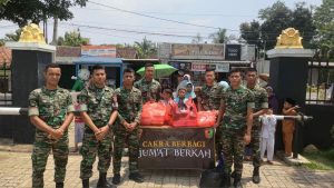 Jumat Berkah Prajurit Yonif Mekanis 318 Kostrad Berbagi Kepada Masyarakat