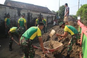 Bangun Pendopo Makam Gempol, Kerja Bakti Yonif PR 503 Kostrad Bersama Warga