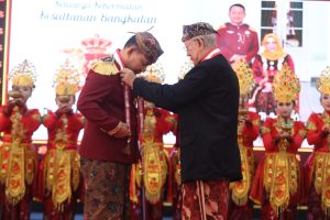 Kasad Terima Gelar Kesultanan Bangkalan Madura