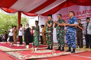 Bentuk Dukungan Bidang Pendidikan, Danlantamal XII Hadiri Dialog Ketua DPR RI di Pesantren Darul Ulum Kubu Raya
