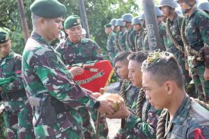 Tumbuhkan Kebanggaan, Prajurit Yonif Para Raider 431 Kstrad Jalani Tradisi Masuk Satuan