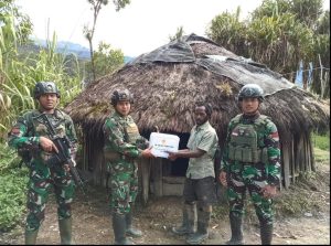 Sembako Menyusuri Pedalaman Papua, Yonif PR 321 Kostrad Gelar Baksos