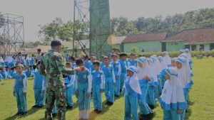 Markas Tentara Dipenuhi Siswa Siswi SD, Yonif R 509 Kostrad Berikan Pembinaan Mental Generasi Penerus Bangsa