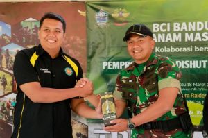 TNI Peduli Lingkungan dan Kelestarian Alam, Yonif PR 330 Kostrad Bersama Wakil Gubernur Jabar Tanam Pohon