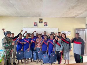 Tas Penyemangat Belajar Anak Papua Pegunungan, Yonif R 321kostrad Bagikan Tas Sekolah