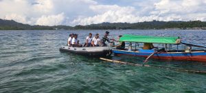 TNI AL Simeulue Berikan Bantuan Sembako Kepada 30 Nelayan Tradisional