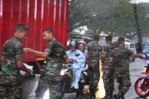 Diguyur Hujan Deras, Prajurit dan Persit Yonbekang 2 Kostrad Tetap Bagikan Takjil