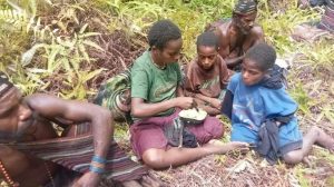Teror KKB Meresahkan Warga Keroptak, Yonif R 514 Kostrad Evakuasi Warga di Tengah Hutan Nduga