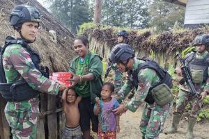 Menyusuri Honai Honai Sehatkan Bayi Puncak Papua, Yonif R 303 Kostrad Bagikan Susu