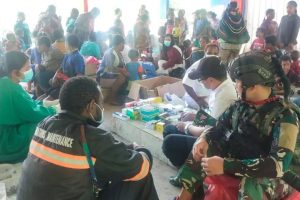 Pasar Milawak Diserbu Warga, Pengobatan Gratis Oleh Yonif R 303 Kostrad di Puncak Papua