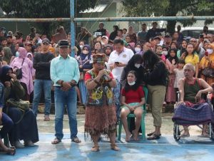 Ibu Ida Dayak Hadir di Markas Denpom Divif 1 Kostrad, Masyarakat Antusias Berobat
