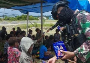 Bingung Dan Rasa Takut Teror KKB, Warga Koroptak Dievakuasi Tim Patroli Yonif R 514 Kostrad