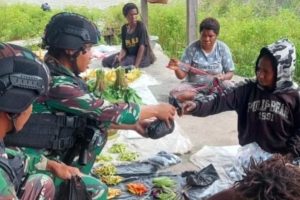 Tingkatkan Ekonomi Masyarakat Kenyam, Satgas Yonif R 514 Kostrad Borong Hasil Bumi