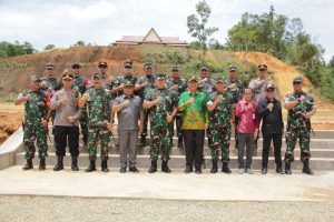 Danlantamal XII Dampingi Panglima TNI Tinjau Lokasi Satgas Pamtas di Jagoi Babang