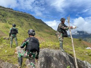 Terang di Bumi Papua Warga Ceria, Yonif R 321 Kostrad Bangun Penerangan
