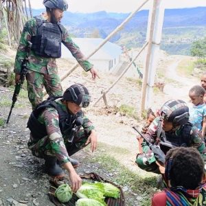 Pulihkan Perekonomian Masyarakat Papua, Satgas Yonif R 303 Borong Hasil Bumi Warga Puncak