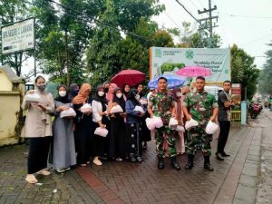 Ajen Divif 2 Kostrad Beserta Para Siswa/I Kelas XII SMA Negeri 1 Lawang Bagikan Takjil Kepada Masyarat