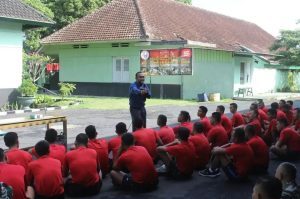 Hemat Sumber Daya Alam dan Listrik, Prajurit Menarmed 2 Kostrad Terima Sosialisasi Hemat Listrik