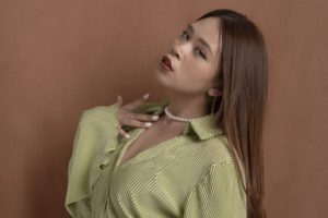 Jatuh Cinta Bikin Melek 3 Hari, Milka Eime Lahirkan “Crazily”