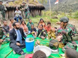 Ketupat Kreatif Tingkatkan Perekonomian, Satgas Yonif R 321 Kostrad Bekali Ilmu Makanan Olahan