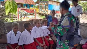 Seragam Sekolah Untuk Anak Batas Batu Papua, Yonif R 514 Kostrad Peduli Kemajuan Pendidikan di Papua