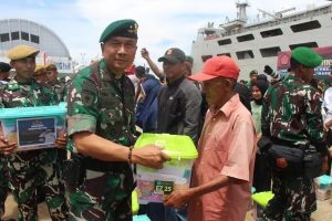 Pangdivif 3 Kostrad Dampingi Panglima TNI Lepas Satgas Pamtas RI-PNG Yonif 721 dan Yonif 623