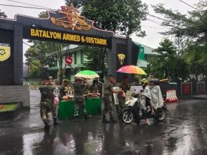 Bulan Suci Penuh Keberkahan, Yonarmed 6 Kostrad Berbagi Takjil