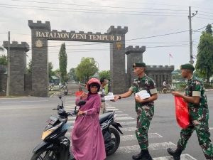 Takjil di Markas TNI, Yonzipur 10 Kostrad Berbagi di Bulan Suci