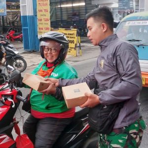 Berbagi di Bulan Suci Ramadhan, Prajurit Satjar Divif 1 Kostrad Bagikan Takjil Buka Puasa Kepada Masyarakat Secara Serentak