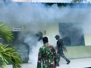 Cegah Dini Wabah DBD, Markas Brigif MR 6 Kostrad Adakan Fogging