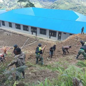 Lahan Tidur Aman Dari KST, Pasukan Kostrad Bantu Penuhi Kebutuhan Pengungsi