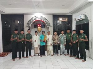 Ikat Silaturahmi di Bulan Suci, Prajurit Buaya Putih Tarawih Keliling Bersama Masyarakat