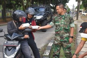 Berkah Untuk Masyarakat di Bulan Suci, Brigif PR 17 Kostrad Bagikan Makanan Jelang Buka Puasa