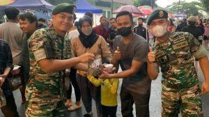 Eratkan Tali Silaturahmi di Bulan Suci, Takjil Untuk Masyarakat Dari Prajurit Yonarmed 11 Kostrad