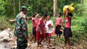 Kisah Babinsa di Larantuka Yang Bantu Anak Sekolah Seberangi Sungai