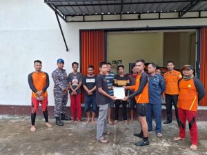 TNI AL, Lanal Ketapang Laksanakan SAR KLM Tirta Sejati 3 Tenggelam di Perairan Ketapang