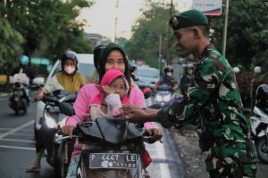 Takjil Condromowo, Yonif R 509 Kostrad Berbagi di Bulan Penuh Berkah