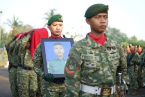 Gugur Sebagai Kusuma Bangsa, Pangkostrad Dampingi Kasad Pimpin Acara Persemayaman Alm. Serka Anumerta Robertus Simbolon