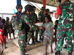 Paskah Penuh Kasih dan Damai di Papua, Yonif R 303 Kostrad Berbagi Kebahagiaan