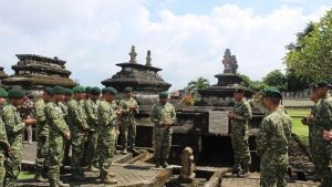Tidak Melupakan Jasa Pahlawan Kusuma Bangsa, Yonif PR 433 Kostrad Ziarah di Makam Pahlawan