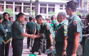 Ringankan Beban Anggota Jelang Idul Fitri, Kasad Berikan Bingkisan Lebaran