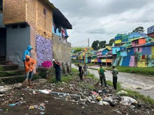 Sasar Kampung Tridi Malang, Prajurit Menarmed 2 Kostrad Karya Bakti Bersama Masyarakat